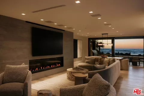 Living - 3000 Sandy Ln, Del Mar, CA 92014 photo 1 of 2