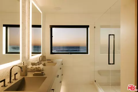 Bath - 3000 Sandy Ln, Del Mar, CA 92014 photo 2 of 2