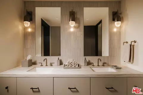 Bath - 3000 Sandy Ln, Del Mar, CA 92014 photo 1 of 2