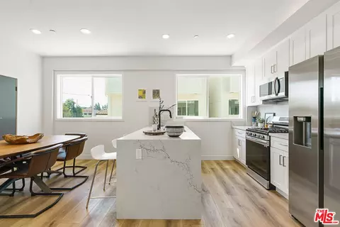 14651 W Sara Ln, Panorama City, CA 91402