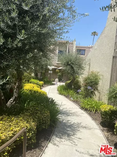 18417 Collins St #A, Tarzana, CA 91356