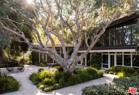 2179 Mandeville Canyon Rd, Los Angeles, CA 90049