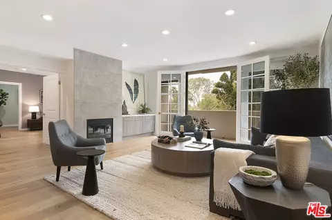 575 S Barrington Ave #211, Los Angeles, CA 90049