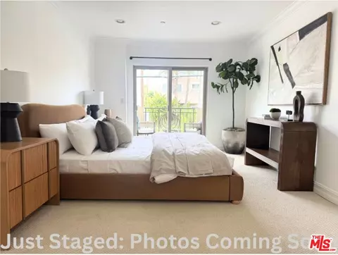 951 Granville Ave #202, Los Angeles, CA 90049