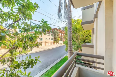 951 Granville Ave #202, Los Angeles, CA 90049