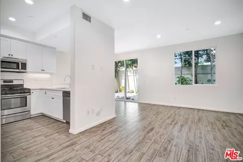 15215 W Fred Way, Van Nuys, CA 91405 photo 4
