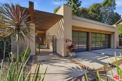 17424 Cumpston St, Encino, CA 91316