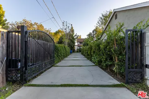 18404 Arminta St, Reseda, CA 91335 photo 3