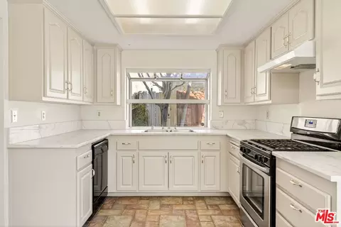 Kitchen - 44234 Lively Ave, Lancaster, CA 93536 photo 3 of 5