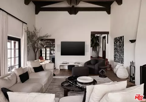 7902 Fareholm Dr, Los Angeles, CA 90046