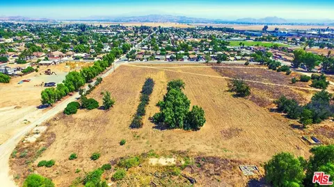 595 W 11th St, Perris, CA 92570 photo 2
