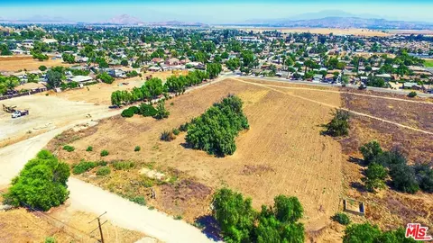 595 W 11th St, Perris, CA 92570 photo 3