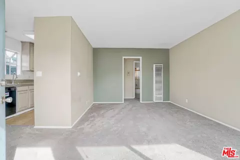 Living - 16 38th Pl, Long Beach, CA 90803 photo 1 of 2