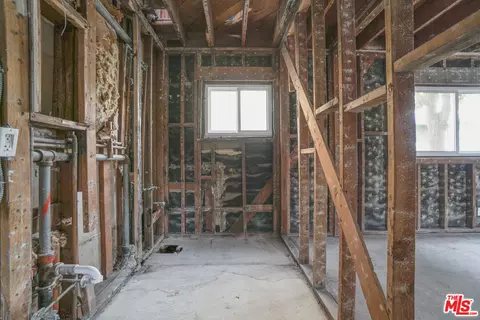 Entry Way - 16 38th Pl, Long Beach, CA 90803 photo 3 of 8