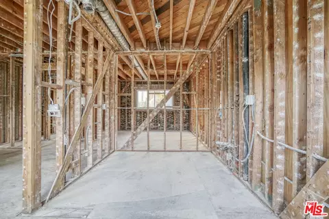 Entry Way - 16 38th Pl, Long Beach, CA 90803 photo 5 of 8