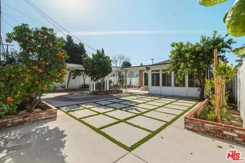 5822 Lindley Ave, Encino, CA 91316