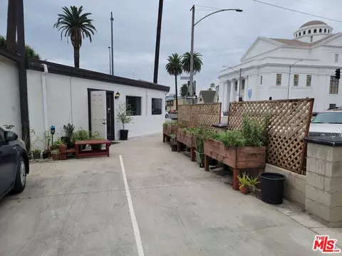 Exterior - 702 Cedar Ave, Long Beach, CA 90813 photo 2 of 5