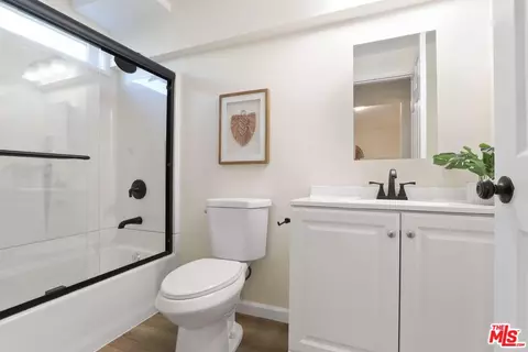 Bath - 528 Daisy Ave, Long Beach, CA 90802 photo 1 of 2