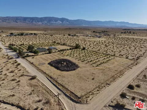 10424 Santa Fe Fire Rd, Lucerne Valley, CA 92356