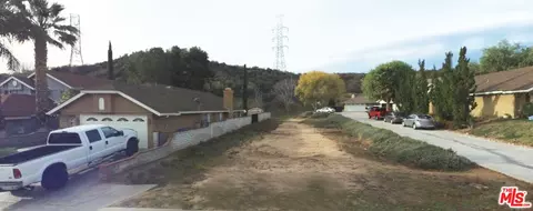 22908 White Pine Pl, Saugus, CA 91390