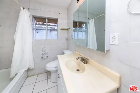 Bath - 19168 Erwin St, Tarzana, CA 91335 photo 1 of 2
