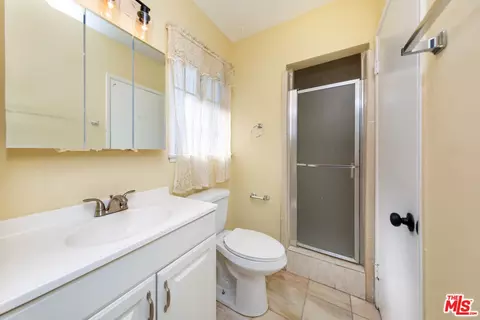Bath - 19168 Erwin St, Tarzana, CA 91335 photo 2 of 2