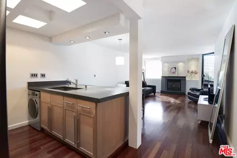 740 N Kings Rd #320, West Hollywood, CA 90069