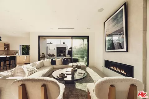 Living - 2115 Walnut Ave, Venice, CA 90291 photo 2 of 4