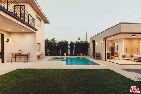 Exterior - 2115 Walnut Ave, Venice, CA 90291 photo 5 of 6