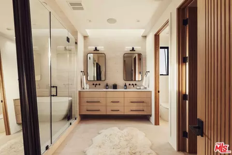 Bath - 2115 Walnut Ave, Venice, CA 90291 photo 3 of 8