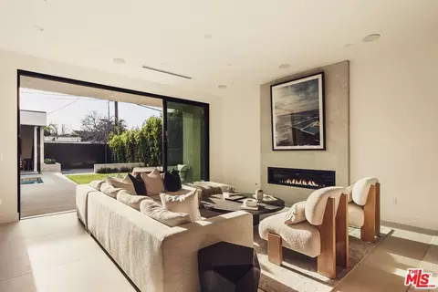 Living - 2115 Walnut Ave, Venice, CA 90291 photo 1 of 4