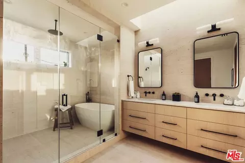 Bath - 2115 Walnut Ave, Venice, CA 90291 photo 4 of 8
