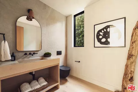 Bath - 2115 Walnut Ave, Venice, CA 90291 photo 1 of 8