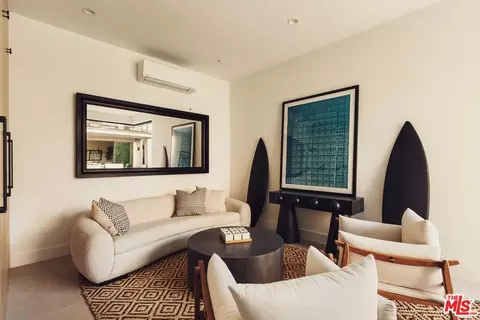 Living - 2115 Walnut Ave, Venice, CA 90291 photo 4 of 4