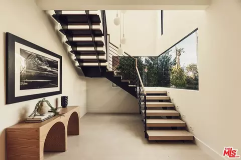 Entry Way - 2115 Walnut Ave, Venice, CA 90291 photo 2 of 4