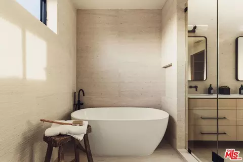 Bath - 2115 Walnut Ave, Venice, CA 90291 photo 5 of 8