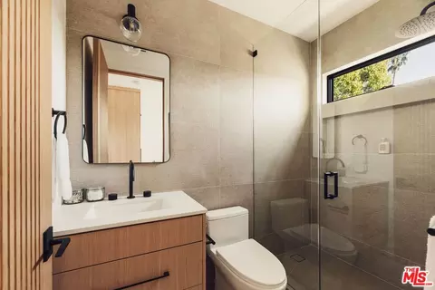 Bath - 2115 Walnut Ave, Venice, CA 90291 photo 7 of 8