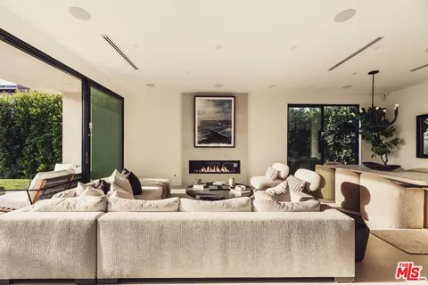 Living - 2115 Walnut Ave, Venice, CA 90291 photo 3 of 4