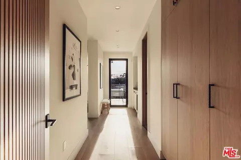 Entry Way - 2115 Walnut Ave, Venice, CA 90291 photo 3 of 4