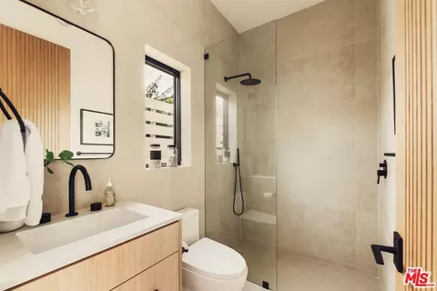 Bath - 2115 Walnut Ave, Venice, CA 90291 photo 8 of 8