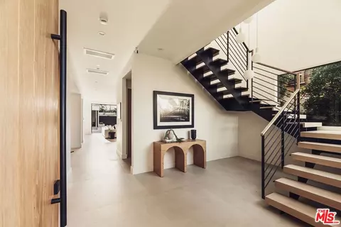 Entry Way - 2115 Walnut Ave, Venice, CA 90291 photo 1 of 4