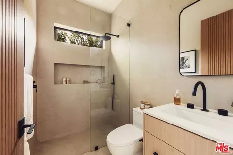 Bath - 2115 Walnut Ave, Venice, CA 90291 photo 2 of 8