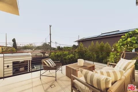 Exterior - 2115 Walnut Ave, Venice, CA 90291 photo 4 of 6