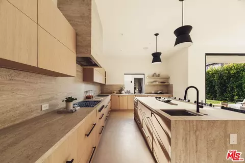 Kitchen - 2115 Walnut Ave, Venice, CA 90291 photo 3 of 3