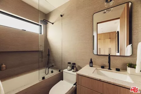 Bath - 2115 Walnut Ave, Venice, CA 90291 photo 6 of 8