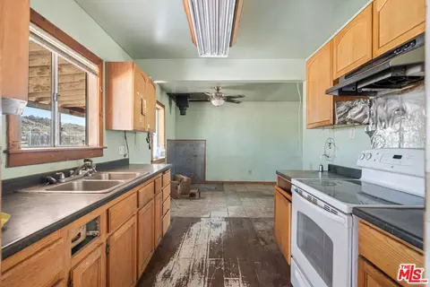 Kitchen - 45611 250th St, Lancaster, CA 93535 photo 1 of 3