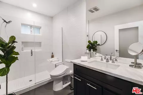 Bath - 3200 Wrightwood Dr, Studio City, CA 91604 photo 2 of 4