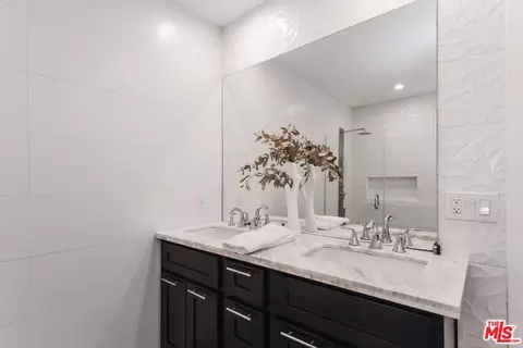 Bath - 3200 Wrightwood Dr, Studio City, CA 91604 photo 4 of 4
