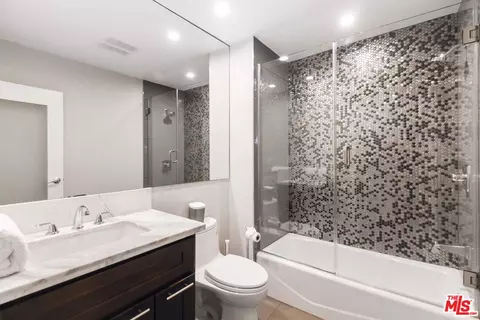 Bath - 3200 Wrightwood Dr, Studio City, CA 91604 photo 3 of 4