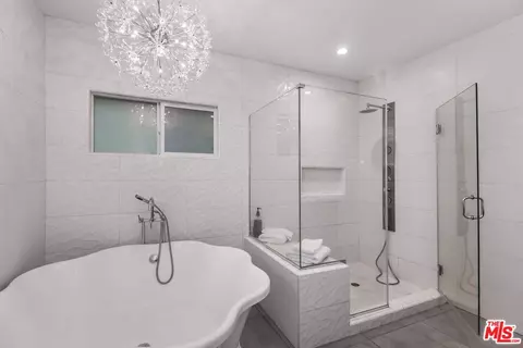 Bath - 3200 Wrightwood Dr, Studio City, CA 91604 photo 1 of 4
